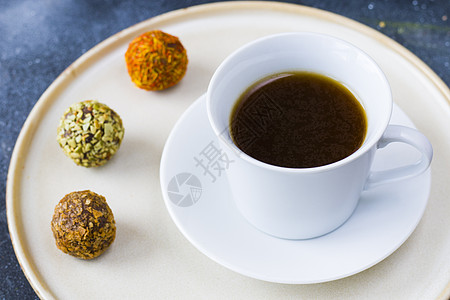 盘子上的咖啡浓缩咖啡和松露球豆子展示糖果糕点奢华食物可可奶油种子粉末图片