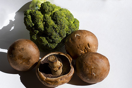 桌上的蔬菜 花椰菜和蘑菇真菌图片
