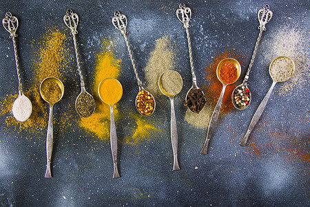银汤匙的香料变异 桌上所有香料胡椒种子宏观肉桂食物美食草本植物厨房芳香勺子图片