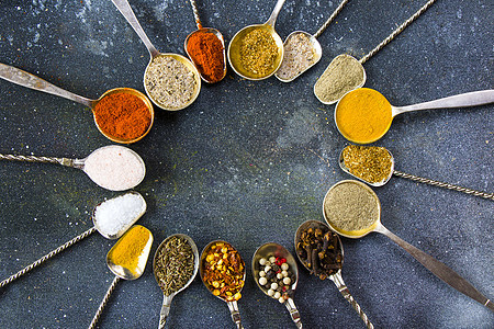 银汤匙的香料变异 桌上所有香料草本植物食物厨房粉末香菜勺子宏观种子美食胡椒图片