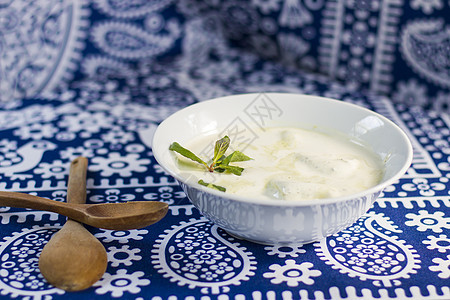 格鲁吉亚传统食品Gebjalia 牛奶和绿色中的奶酪 物种酸奶桌子盘子桌布食物叶子草药青菜蓝色美食图片