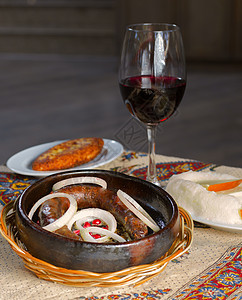 格鲁吉亚传统食品和烹饪品库帕提以及红酒 高米和奶酪盘子香肠炙烤餐厅火鸡午餐油炸派对烧烤牛肉图片