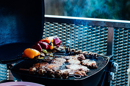 蔬菜和烤肉架上的肉牛肉胡椒食物烧伤季节性美食炙烤烹饪烧烤牛扒图片
