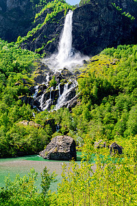 挪威的瀑水山脉瀑布旅行石头天空地形荒野树木森林岩石图片