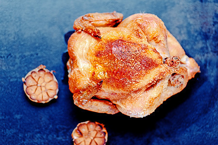 整烤烤鸡和大蒜乡村油炸家禽食物烧烤美食皮肤棕色盘子图片
