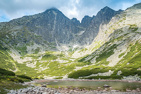 斯洛伐克国家公园夏季观光景点 湖和Lomnicky山峰高山风景天空岩石小路旅游游客远足旅行荒野图片