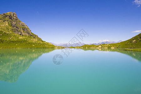 白天的阿尔卑山湖 阳光和多姿多彩的风景高山场景全景顶峰日落湖泊山脉旅行岩石蓝色图片