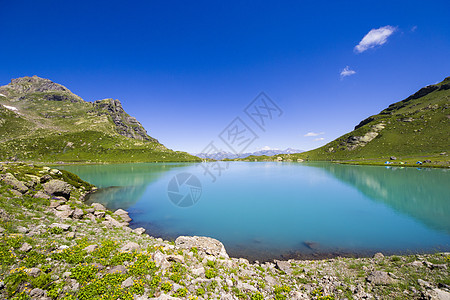 白天的阿尔卑山湖 阳光和多姿多彩的风景高山场景湖泊戏剧性旅游农村蓝色全景镜子假期图片