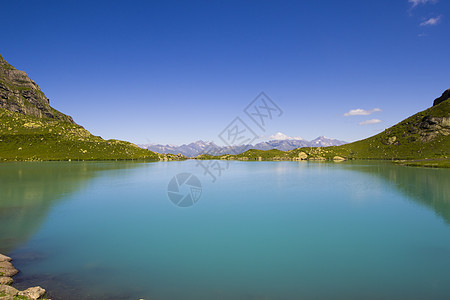 白天的阿尔卑山湖 阳光和多姿多彩的风景场景岩石日落顶峰环境湖泊农村戏剧性高山旅游图片