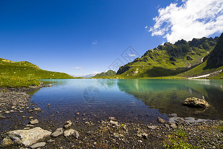 白天的阿尔卑山湖 阳光和多姿多彩的风景反射农村镜子场景旅游全景蓝色假期旅行日落图片