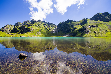 白天的阿尔卑山湖 阳光和多姿多彩的风景戏剧性环境日落蓝色顶峰反射镜子湖泊全景旅行图片