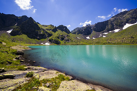 白天的阿尔卑山湖 阳光和多姿多彩的风景顶峰山脉高山蓝色场景环境反射全景镜子湖泊图片