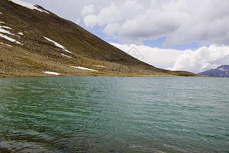 日间阿尔卑山山湖景观 多彩风景 雪和云岩石假期场景反射旅游高山湖泊农村环境旅行图片