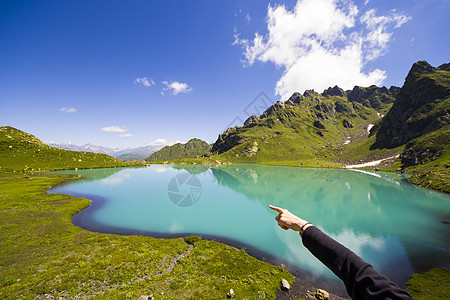 高山山脉湖风景和景观 蓝色美丽而惊人的湖泊全景高山海滩旅行环境天空反射场地假期石头背景图片