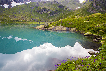 高山山脉湖风景和景观 蓝色美丽而惊人的湖泊全景假期天空岩石反思旅行场地高山太阳石头环境图片