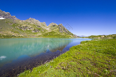 高山山脉湖风景和景观 蓝色美丽而惊人的湖泊全景假期背景海滩太阳环境反思高山旅行石头海岸图片