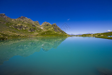 高山山脉湖风景和景观 蓝色美丽而惊人的湖泊全景假期环境太阳海滩旅行海岸高山场地石头背景图片