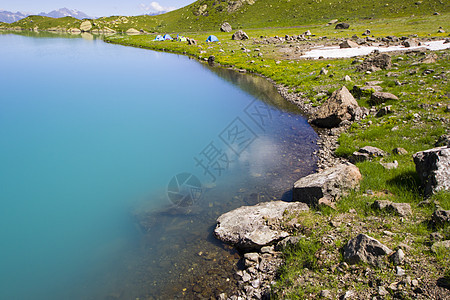 高山山脉湖风景和景观 蓝色美丽而惊人的湖泊全景海岸背景石头旅行假期天空高山海滩反射环境图片