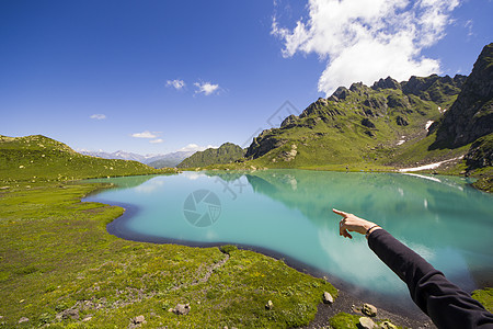 高山山脉湖风景和景观 蓝色美丽而惊人的湖泊全景高山海滩旅行石头环境假期天空太阳场地岩石图片