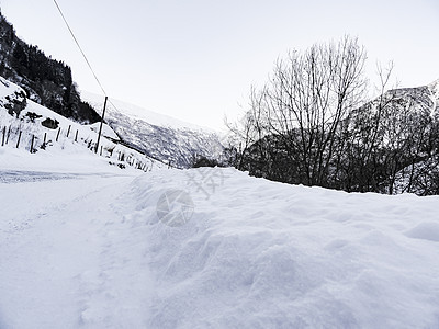 挪威Framfjorden冬季风景中的雪覆盖道路街道森林旅游山脉危险全景小路运输峡湾场景图片