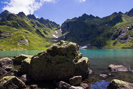 高山山脉湖风景和景观 蓝色美丽而惊人的湖泊全景场地石头天空假期高山旅行反思背景反射太阳图片