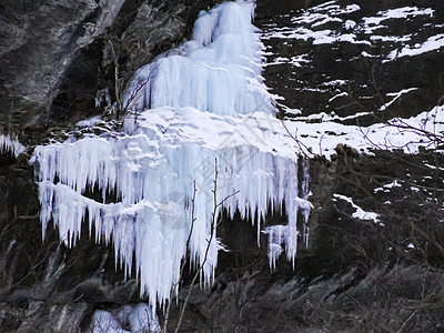 冰冻的瀑布和冰柱 挪威美丽的景观冰川旅行旅游风景蓝色季节岩石森林气候仙境图片