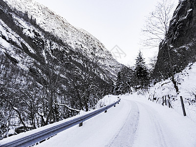 挪威Framfjorden冬季风景中的雪覆盖道路街道森林峡湾运输场景旅行全景旅游危险小路图片