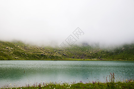 山脉湖和雾 迷雾湖 令人惊叹的风景以及斯瓦内蒂高山湖奥克赫罗茨卡利的景象石头荒野国家薄雾环境海岸线蓝色反射日出树木图片