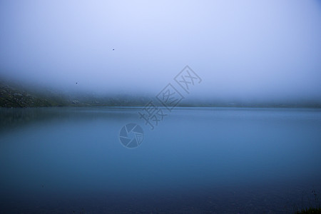 山脉湖和雾 迷雾湖 令人惊叹的风景以及斯瓦内蒂高山湖奥克赫罗茨卡利的景象日落树木环境场景蓝色荒野阳光反射日出天空图片