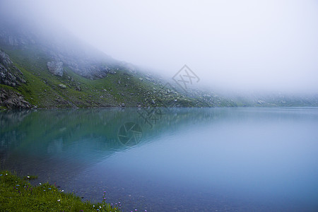 山脉湖和雾 迷雾湖 令人惊叹的风景以及斯瓦内蒂高山湖奥克赫罗茨卡利的景象日落国家树木荒野反射场景海岸线阳光石头旅行图片