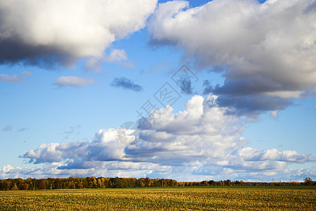 欧洲河谷的风景 云天和秋色多云全景远足蓝色山脉阳光冒险天空顶峰旅行图片