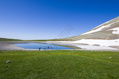 山和水山湖景观和远足者背景