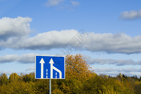路标 公路标志 道路和交通标志在蓝板上 箭头标志图片