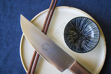 清蓝背景的空亚洲餐具 碗 小碗 锅和筷子咖啡店午餐用具陶瓷厨房商品桌子蓝色厨具寿司图片
