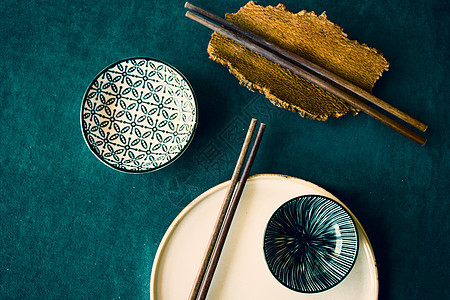 清蓝背景的空亚洲餐具 碗 小碗 锅和筷子桌子陶瓷厨房蓝色食物商品制品木头咖啡店午餐图片