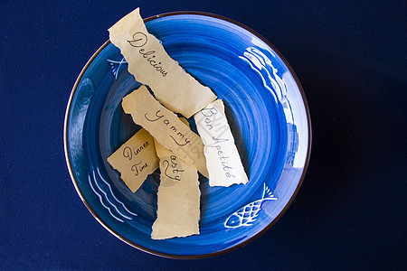美味 美味 晚餐时间的字母和文字 空的蓝色餐具 蓝色桌子上的碗和盘子 表设置奢华厨房商品陶瓷厨具小样杯子风格制品收藏图片