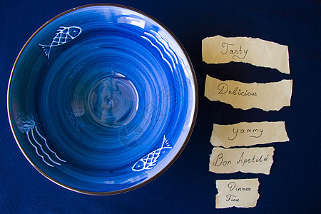 美味 美味 晚餐时间的字母和文字 空的蓝色餐具 蓝色桌子上的碗和盘子 表设置陶瓷午餐环境厨具商品厨房奢华风格服务收藏图片
