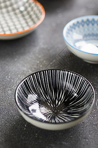 黑色背景的多彩碗墙纸陶器塑料蓝色陶瓷艺术制品金属圆圈厨具图片