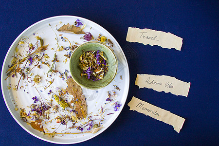 秋天的气息 干燥的植物和蓝色本底板上的花朵盘子厨房桌子制品装饰高山餐具刀具环境厨具图片