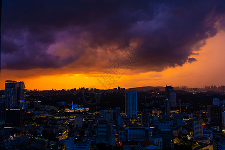 夜晚城市日落 雨云笼罩夜雨 对吉隆坡风景的美景引人瞩目市中心旅行蓝色旅游天空建筑全景摩天大楼首都夜生活图片