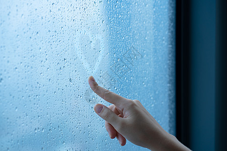 雨中雾蒙蒙的窗户上 女手画了一颗心绘画天气气泡雨滴女孩宏观蓝色蒸汽水分玻璃图片