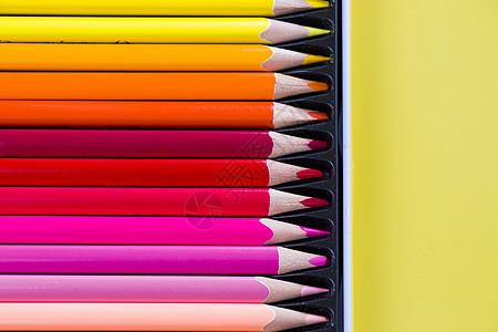 黄色背景上的多彩和彩色铅笔 固定的绘画用工艺品工具学校彩虹插图艺术教育大学收藏蓝色橙子图片