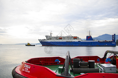 巴统港 港口的船 黑海多彩的船只海岸起重机商业景观海滩海洋旅行船运建筑旅游图片