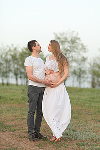 怀孕的快乐时光 一位慈爱的丈夫和他怀孕的妻子在远离城市的新鲜空气中拥抱家庭母性成人父亲男人肚子男性腹部父母图片