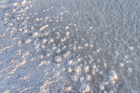 盐湖边盐水晶的细节风景支撑环境盐水粒状水晶海岸粮食白色矿物图片