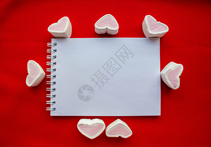 心脏     棉花糖和笔记本 以红色背景隔离图片