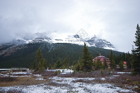 雪山附近的小小屋图片