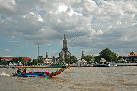 曼谷河和黎明寺的旅游长尾船图片