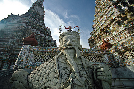 中国古老巨雕像 与曼谷黎明和蓝天神庙图片