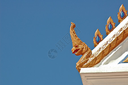蓝天下寺庙屋顶上的泰国传统纳加装饰图片